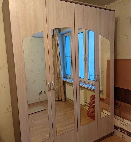 Распашной шкаф с зеркалами на дверях